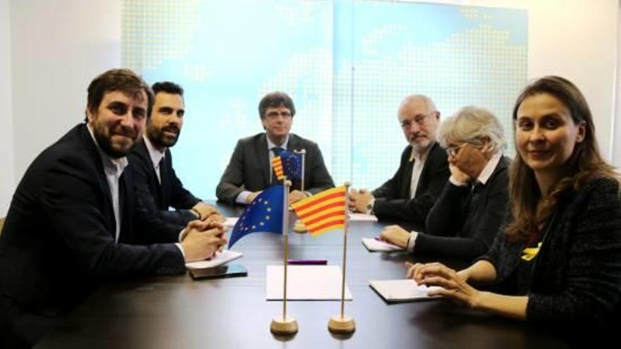 Puigdemont i els exconsellers amb Torrent a Bèlgica el gener.