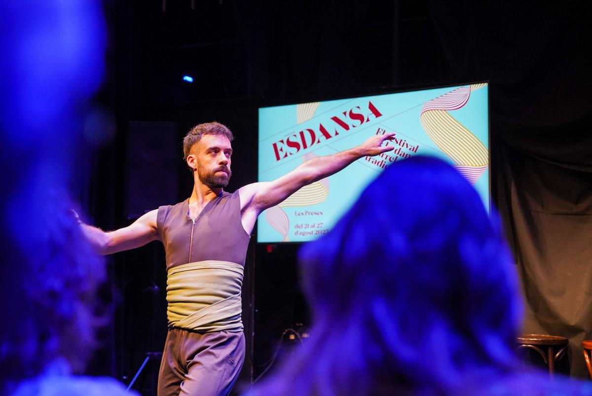 Pere Seda, oferint un tastet de «L'Hereu Riera» en la presentació del festival.