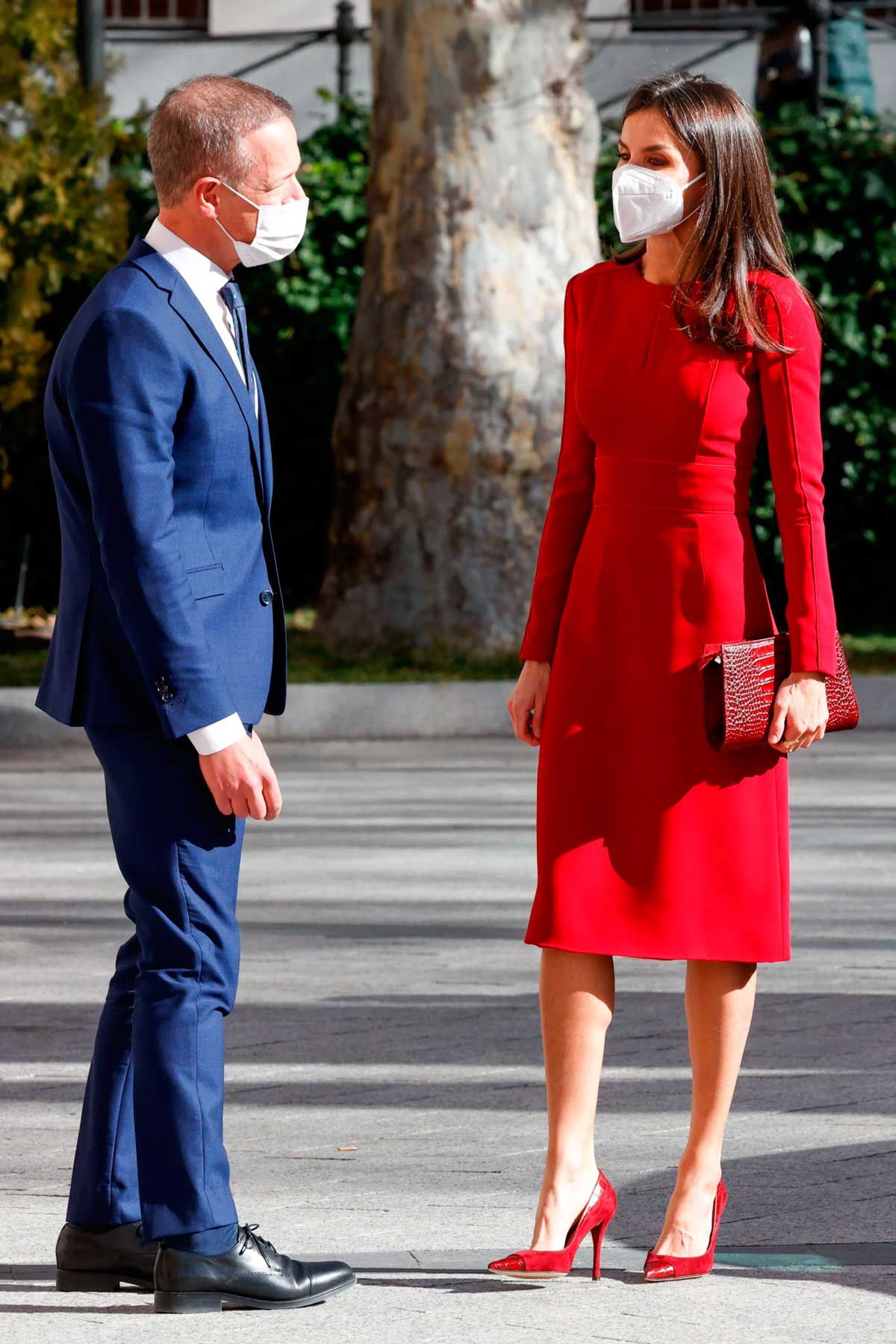La reina Letizia elige un vestido rojo de Carolina Herrera para la XIII edición de los Premios Luis Carandell de Periodismo Parlamentario