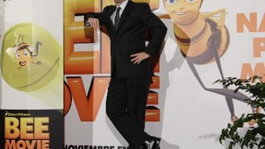 El cómico norteamericano Jerry Seinfeld posa junto al cartel del filme sobre abejas &quot;Bee movie&quot;, la nueva película de animación de la factoría Dreamworks.