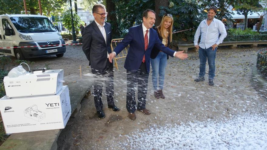 Caballero mostrando las máquinas de nieve. // FdV