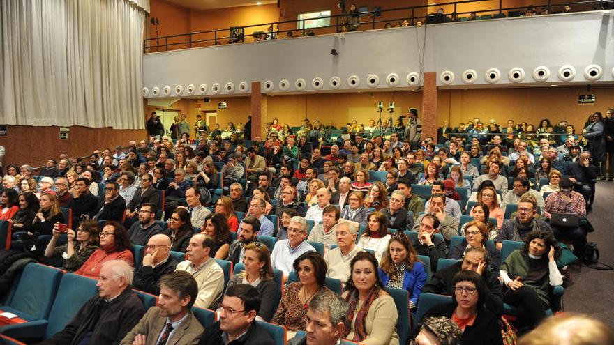 El público abarrotó el Paraninfo en el primer debate de los candidatos a rector