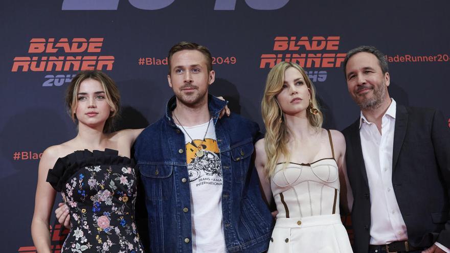 Ryan Gosling, con sus compañeros en Barcelona