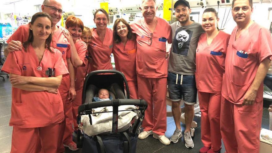 David Silva con el equipo médico que atendió a su hijo