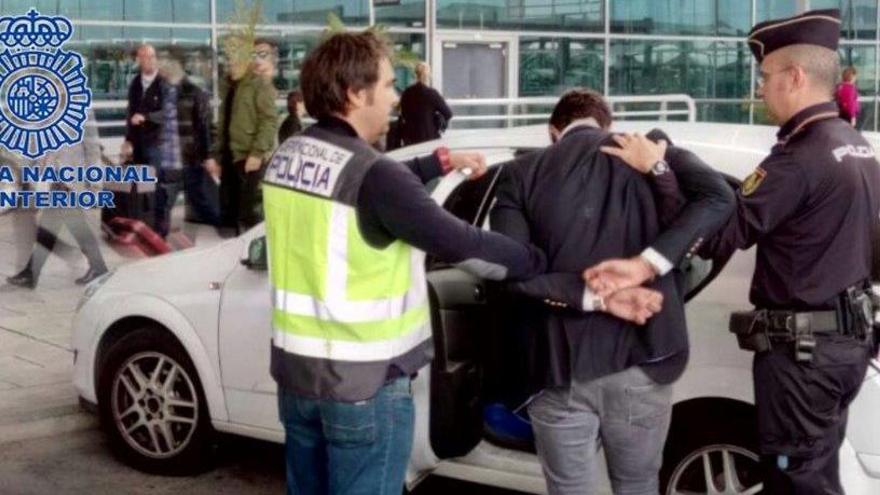 Uno de los ahora exculpados, el día en que fue detenido en el aeropuerto.