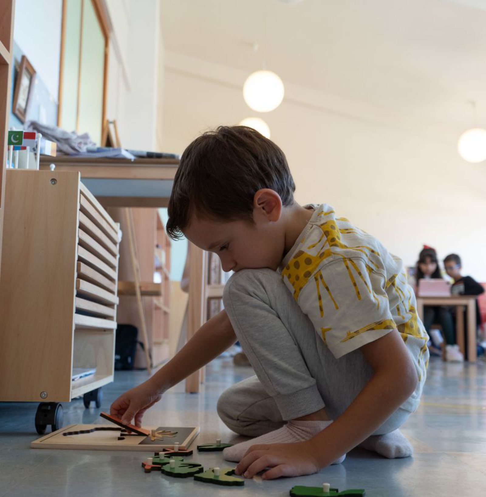 Un alumnos en el aula Montessori de Faramontanos de Tábara