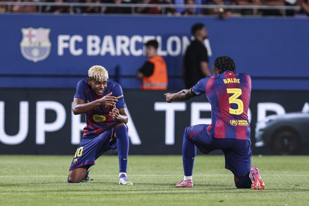 Lamine Yamal y Alejandro Balde celebran el 5-0, obra del delantero.