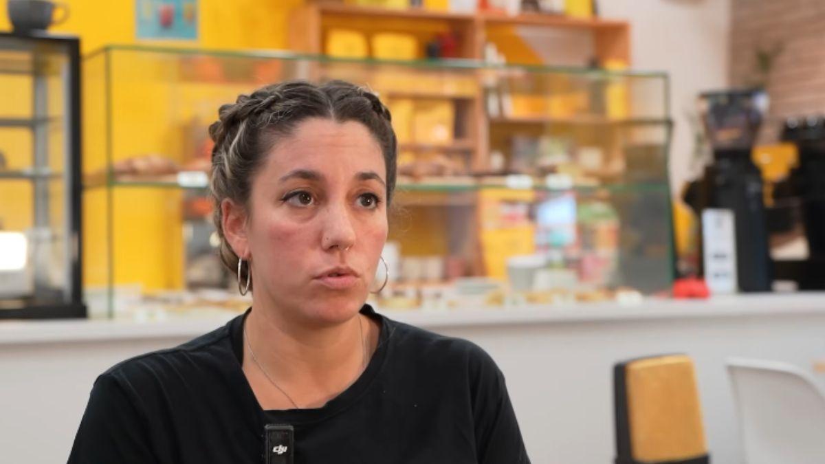 Lorena, dueña de 'Bristol Koffee', explica su estrategia para atraer clientes con café de especialidad y dulces, además de diversificar la oferta