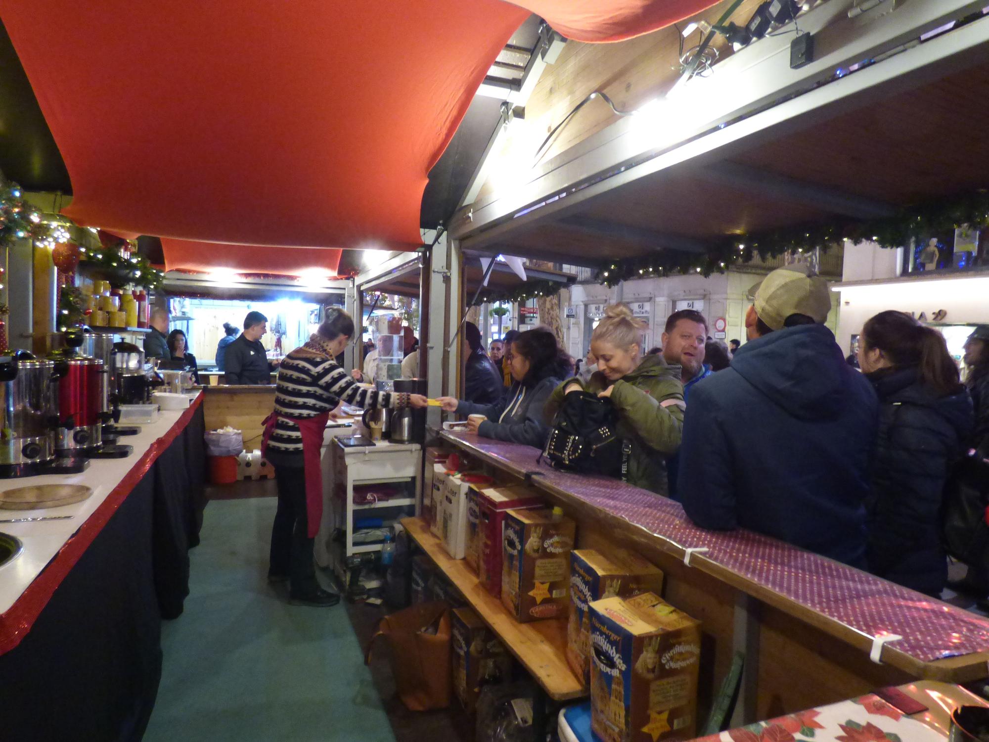 En Fumera, la Nadalina i la Bel inauguren el mercat de Nadal de Figueres