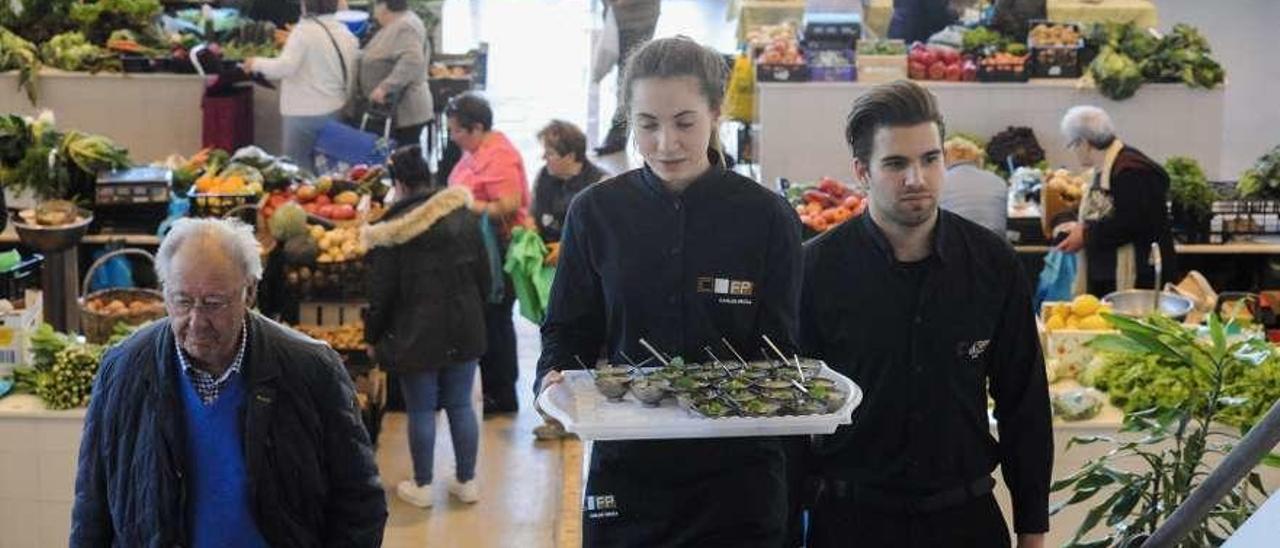 Alumnos del centro Carlos Oroza ofrecen degustaciones en el mercado de Vilagarcía. // Iñaki Abella