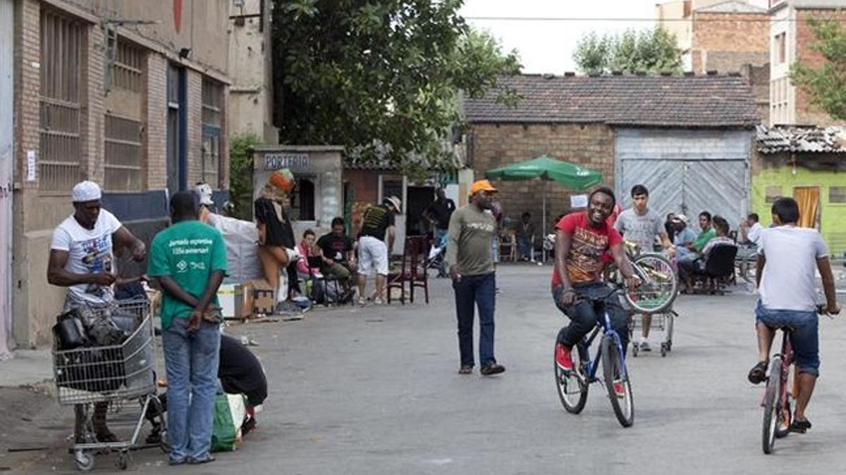 La nave de la calle de Puigcerdà en la que sobreviven 300 senegaleses