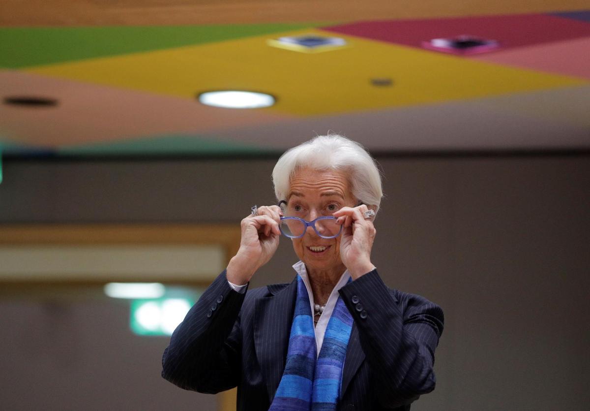 -FOTODELDÍA- EA1786. BRUSELAS (BÉLGICA), 06/12/2021.- La presidenta del Banco Central Europeo (BCE), Christine Lagarde, fotografiada al comienzo de la reunión de ministros de Economía y Finanzas del Eurogrupo este lunes en Bruselas, Bélgica. EFE/ Olivier Hoslet