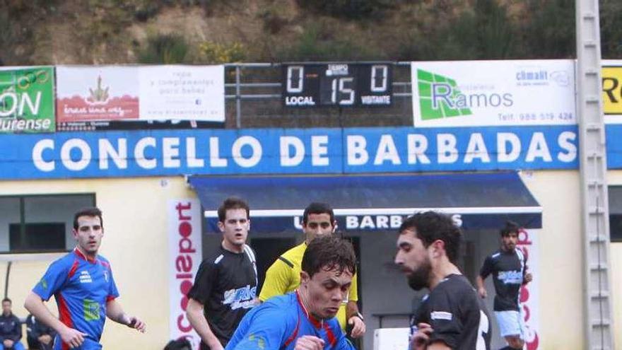 Adrián Santos trata de cortar un avance de los locales. // Jesús Regal