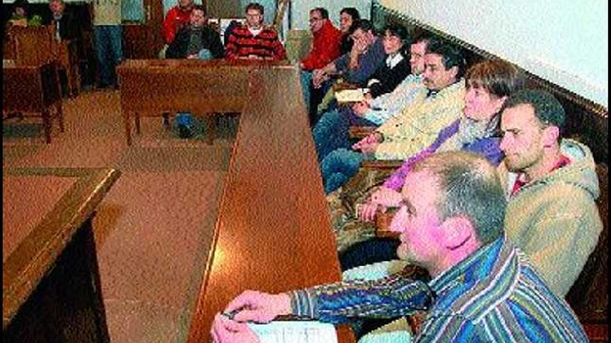 El salón de plenos acogió la reunión de Fe Cortizo con una treintena de hosteleros. / BERNABÉ/javier lalín