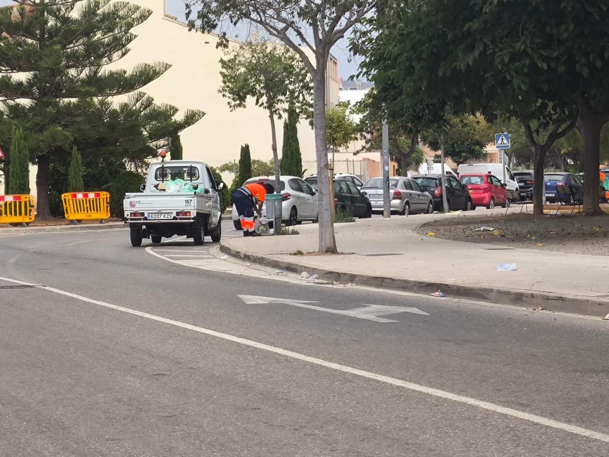Una operaria de la SAG recogiendo papeleras