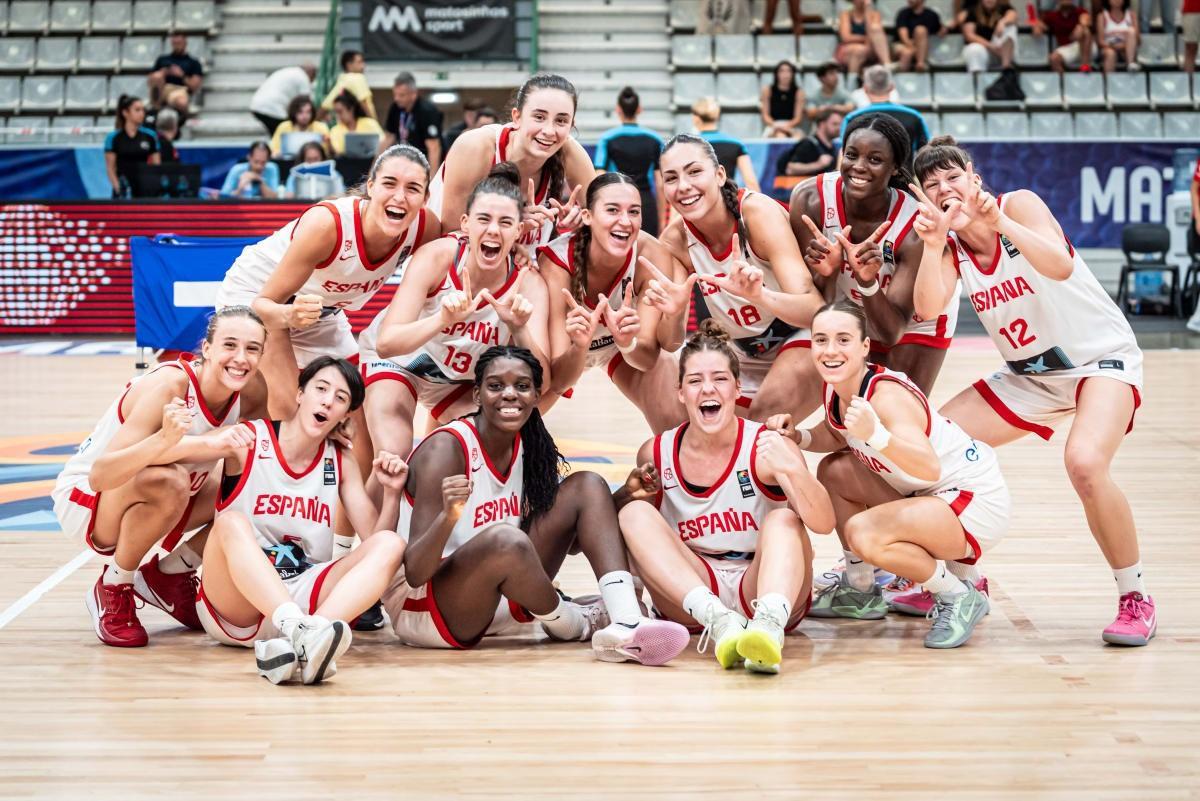 La selección española de baloncesto femenino U20 celebrando la victoria tras el partido