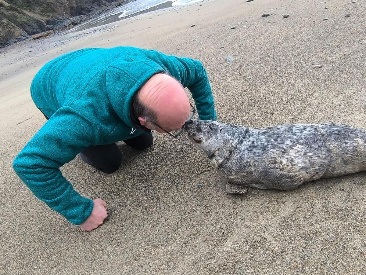 Luis Laria en otra imagen, con la foca.