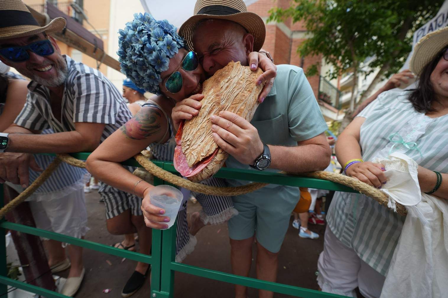 El Grau da inicio a las fiestas de Sant Pere con pólvora, bous y música