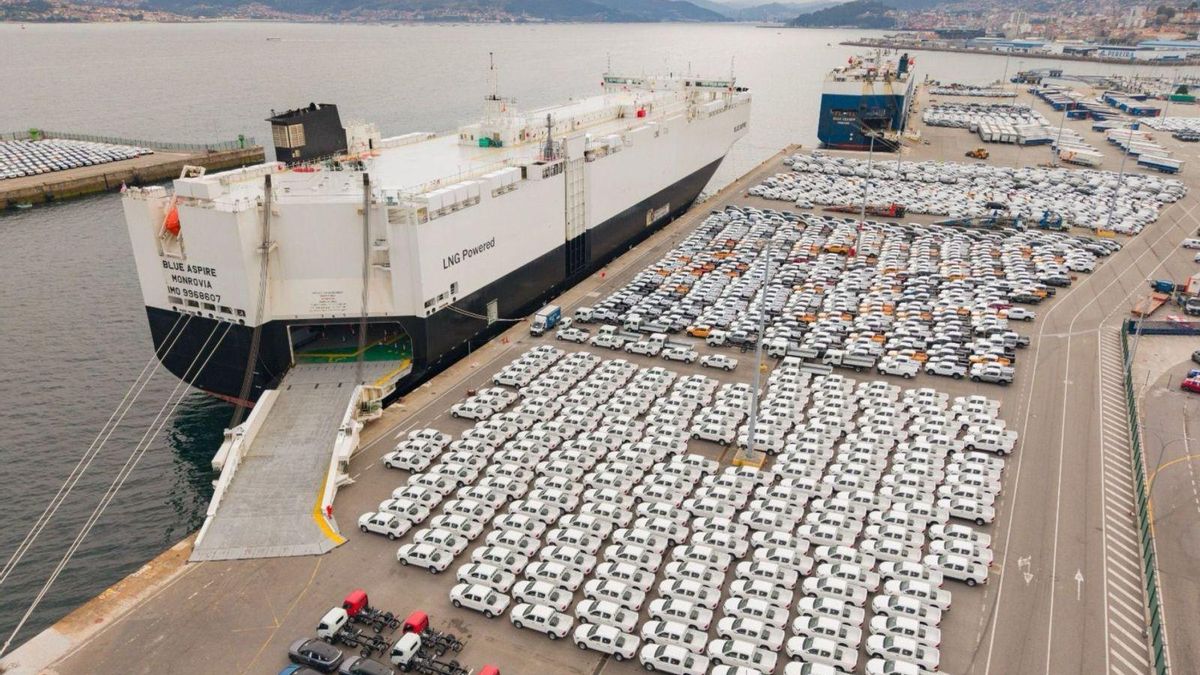 Vehículos en la terminal de Bouzas, que movió más de 68.500 coches en el mes de junio. | APV
