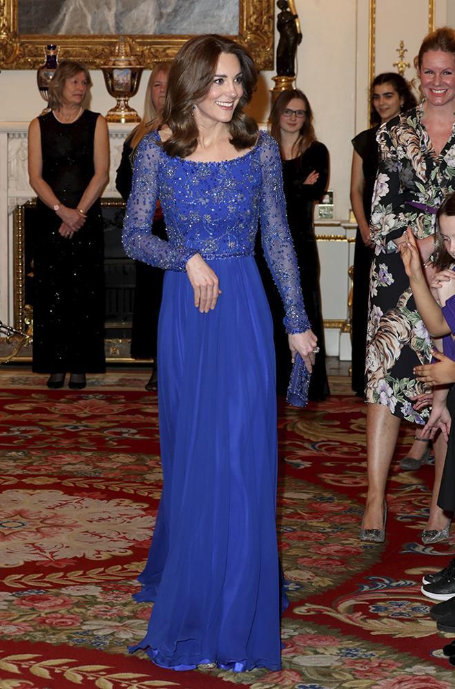 Kate Middleton con vestido azul de Jenny Packham