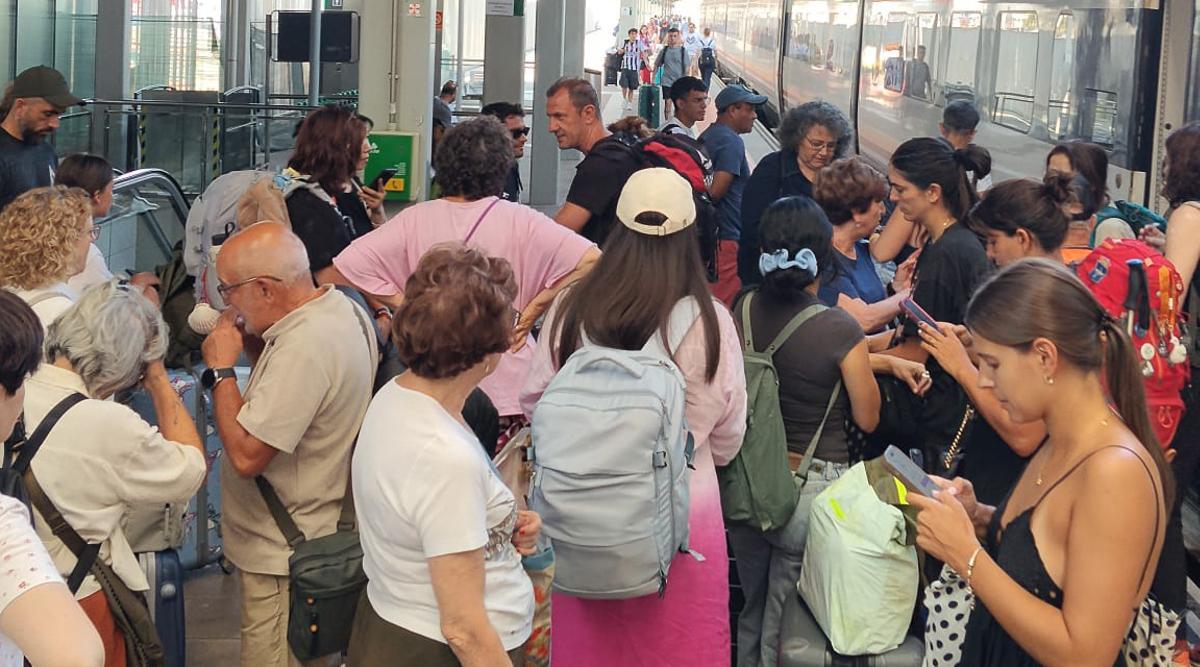 Viajeros del AVE entre Madrid y Vigo afectados por el corte Ourense-Santiago de Adif y Renfe: «No nos han sabido decir nada»