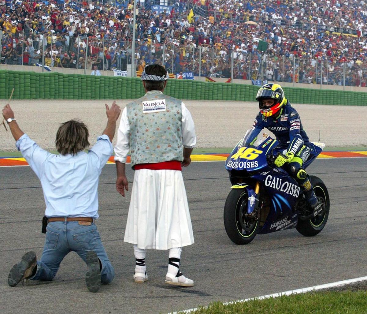 En 2004 Valentino Rossi fichó por Yamaha y en su primer año ganó de nuevo el mundial de Motociclismo