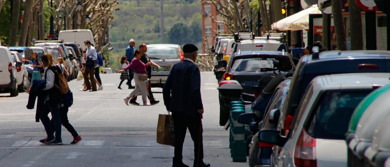 Varios peatones cruzan por la calle Santa Rosa de Alcoy.