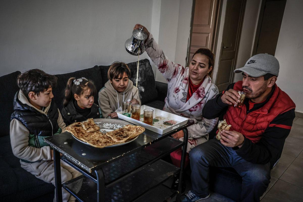 La familia Bounash, el pasado martes, en Ripoll, ciudad donde intentan empadronarse sin éxito.