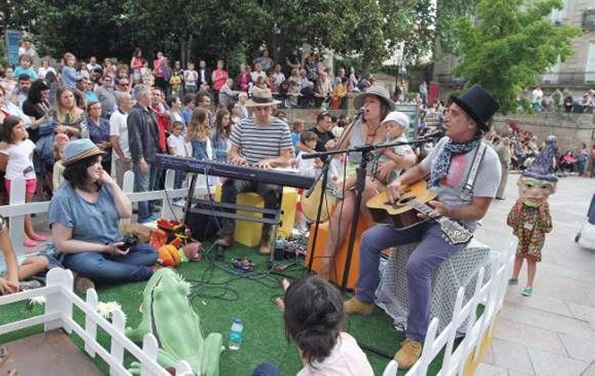 Ourense acoge con frialdad el primer desfile de gigantes, cabezudos y marionetas del Corpus