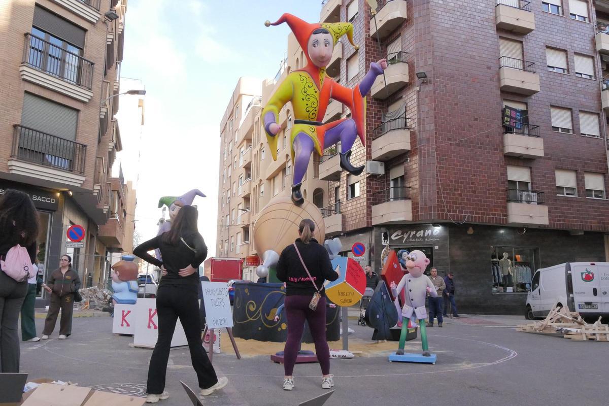 Las nueve comisiones de la Vall d'Uixó sacan sus monumentos a la calle con la 'plantà' Las nueve comisiones de la Vall d'Uixó sacan sus monumentos a la calle con la 'plantà'