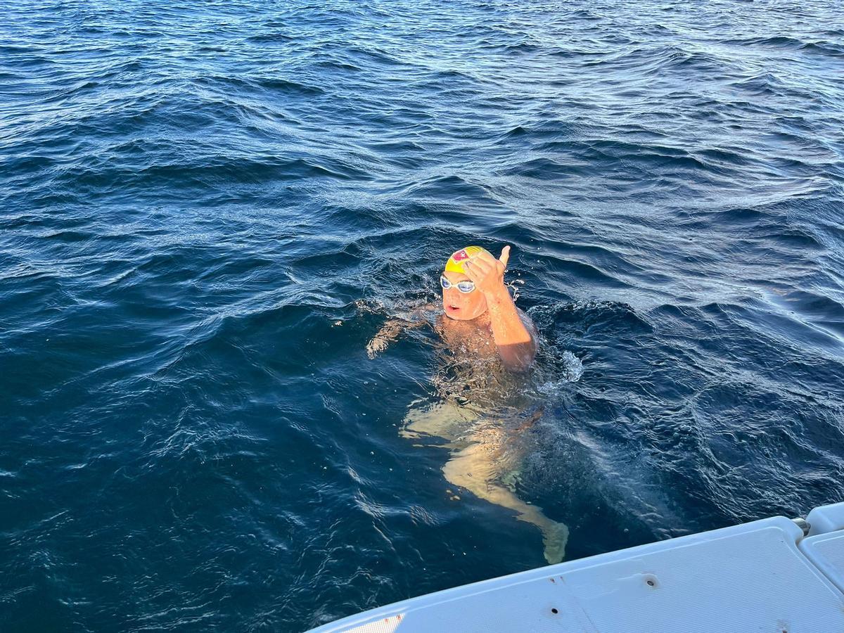 De Luis realiza un gesto de confirmación a los asistentes que seguían su travesía en barco