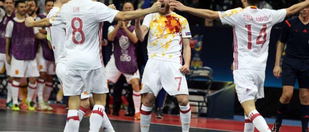 Pola, en el centro, recibe la felicitación de sus compañeros de selección tras marcar ante Rusia en la final. // Koca Sulejmanovic