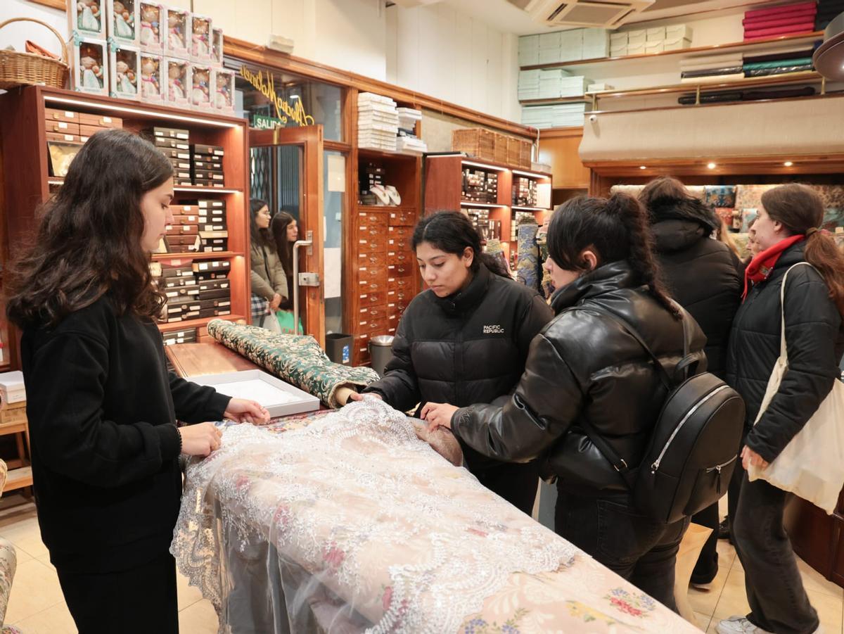 Muchas falleras se han acercado a las tiendas indumentaria para elegir y comprar sus telas.