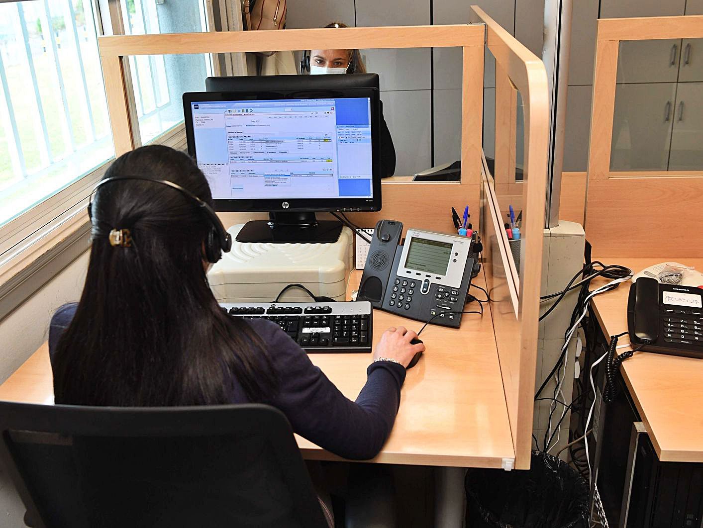 Trabajadoras del servicio de teleasistencia domiciliaria de la Diputación de A Coruña.   | // VÍCTOR ECHAVE