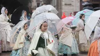 La amenaza de lluvia no frena la Ofrenda: Las falleras se preparan con plásticos antilluvia para proteger sus trajes