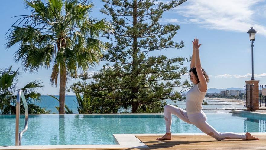 Benefíciate del poder del yoga con el programa de Palasiet Thalasso Clinic &amp; Hotel