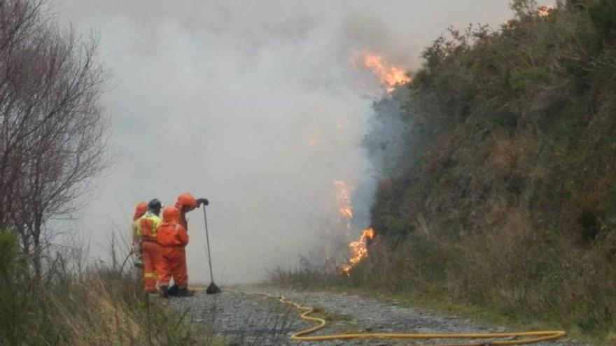 El fuego arrasa desde el domingo varias hectáreas en la sierra de Arco