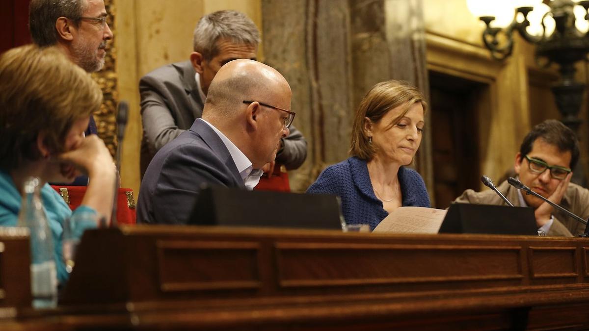 Carme Forcadell, junto a Corominas y otros miembros de la Mesa, en julio del 2016, durant la tramitación de las leyes del 'procés'.