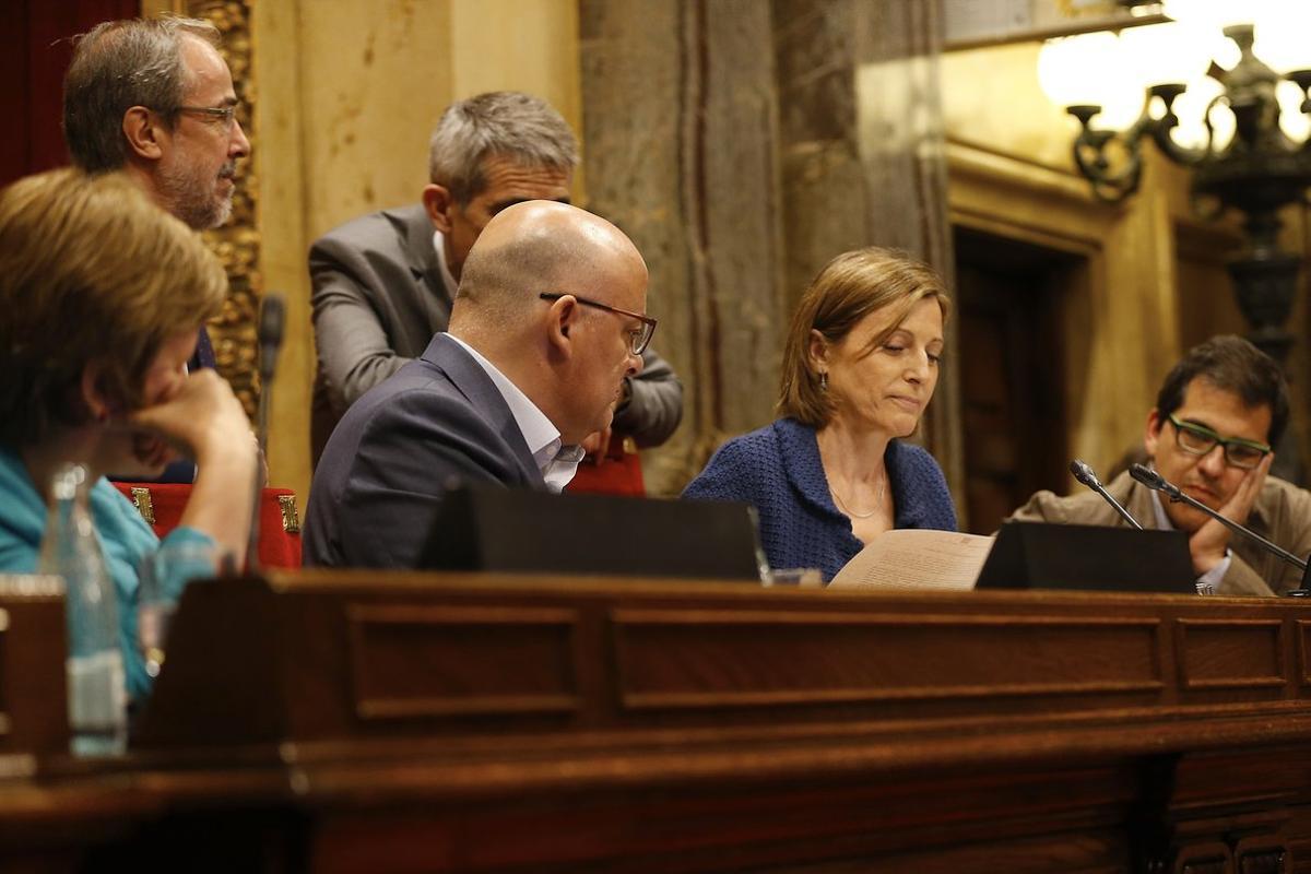 GRA260. BARCELONA, 27/07/2016.- La presidenta del Parlamento catalán, Carme Forcadell (2d), ha señalado hoy en la sesión de control al Govern en Barcelona, que el pleno es soberano para alterar el orden del día y así ha declinado reunir la Mesa por esta cuestión, pese a las reiteradas peticiones de la oposición. EFE/Alenjandro García