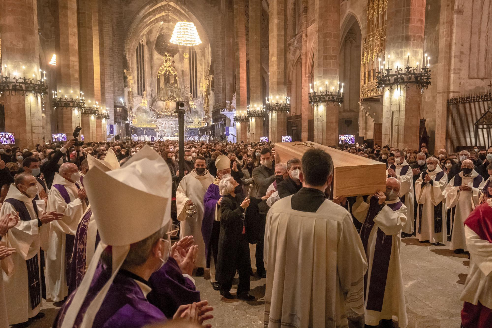 Mas de 1.200 personas abarrotan la seu para dar el último adiós al obispo Toni Vadell