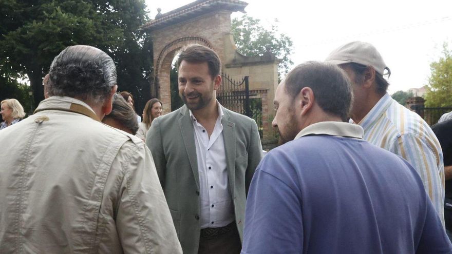 Álvaro Queipo, junto a asistentes al evento del PP, ayer, en Bernueces. | MARCOS LEÓN