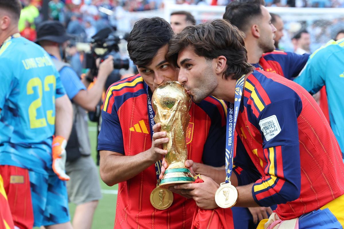 Ferran Torres y Pedri besan la Copa del Mundo tras vencer en al final del Mundial 2026