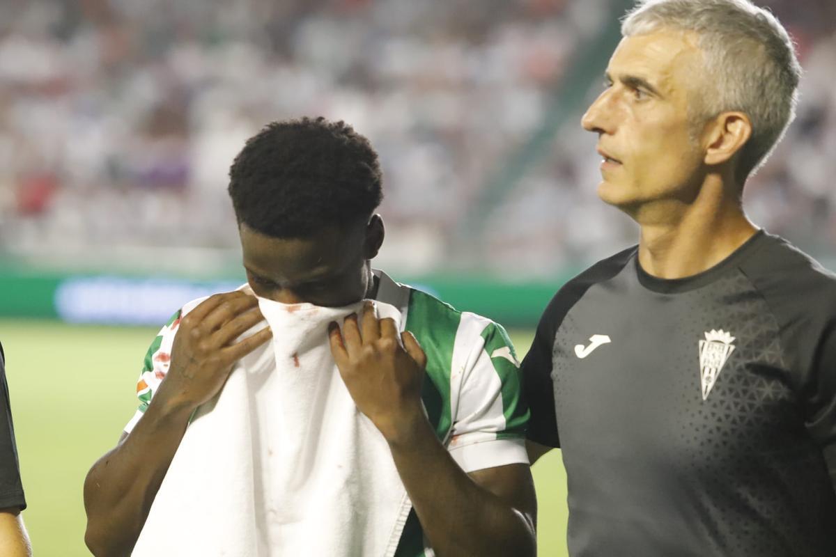 Adilson Mendes, durante su retirada del terreno de juego frente al Burgos junto al doctor José Miguel Bretones.