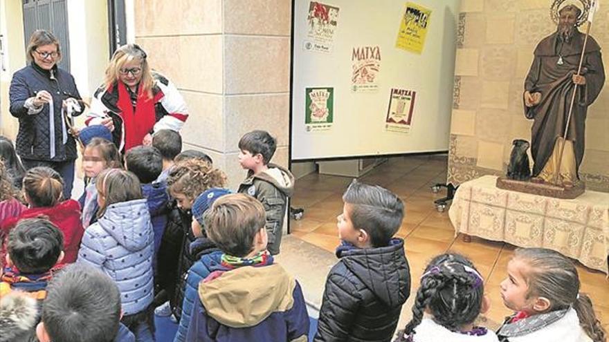 Los niños visitan al santo en la víspera de la ‘Matxà’