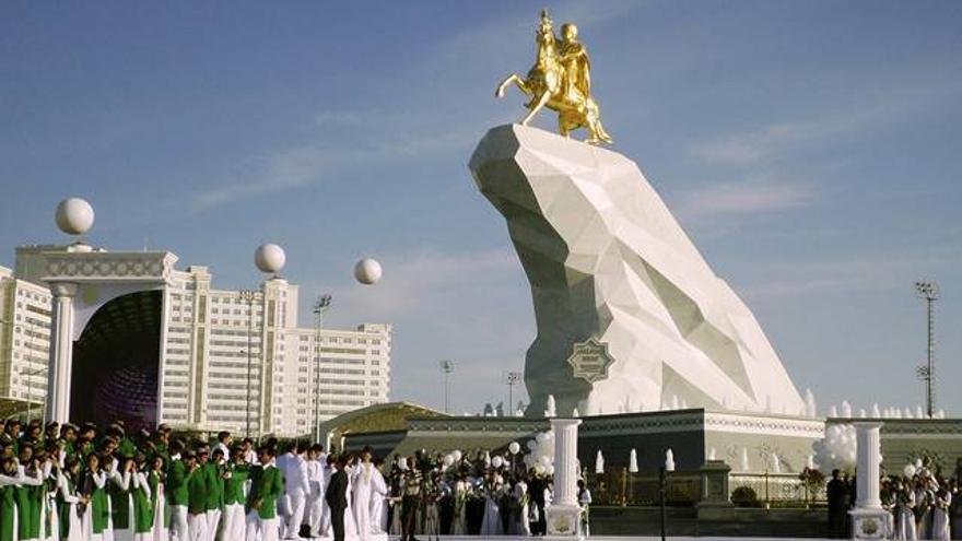 Erigen una gigantesca estatua bañada en oro en honor del presidente de Turkmenistán