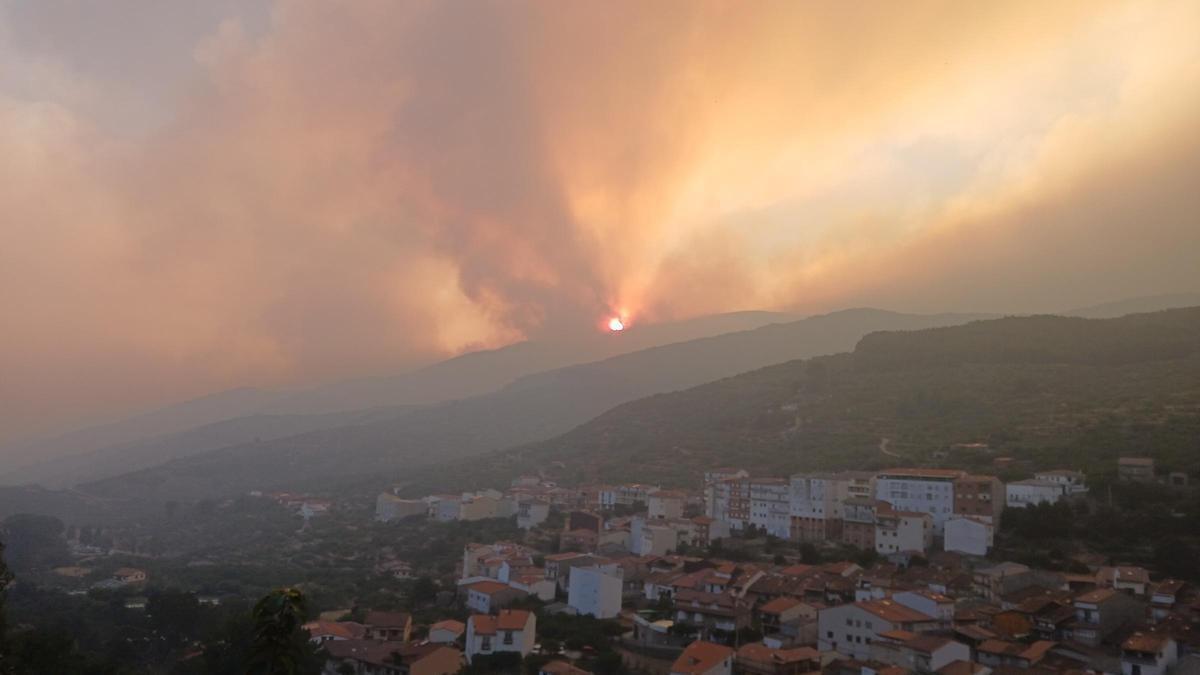 Estado del incendio en el atardecer del 18 de agosto desde el término de Tornavacas.