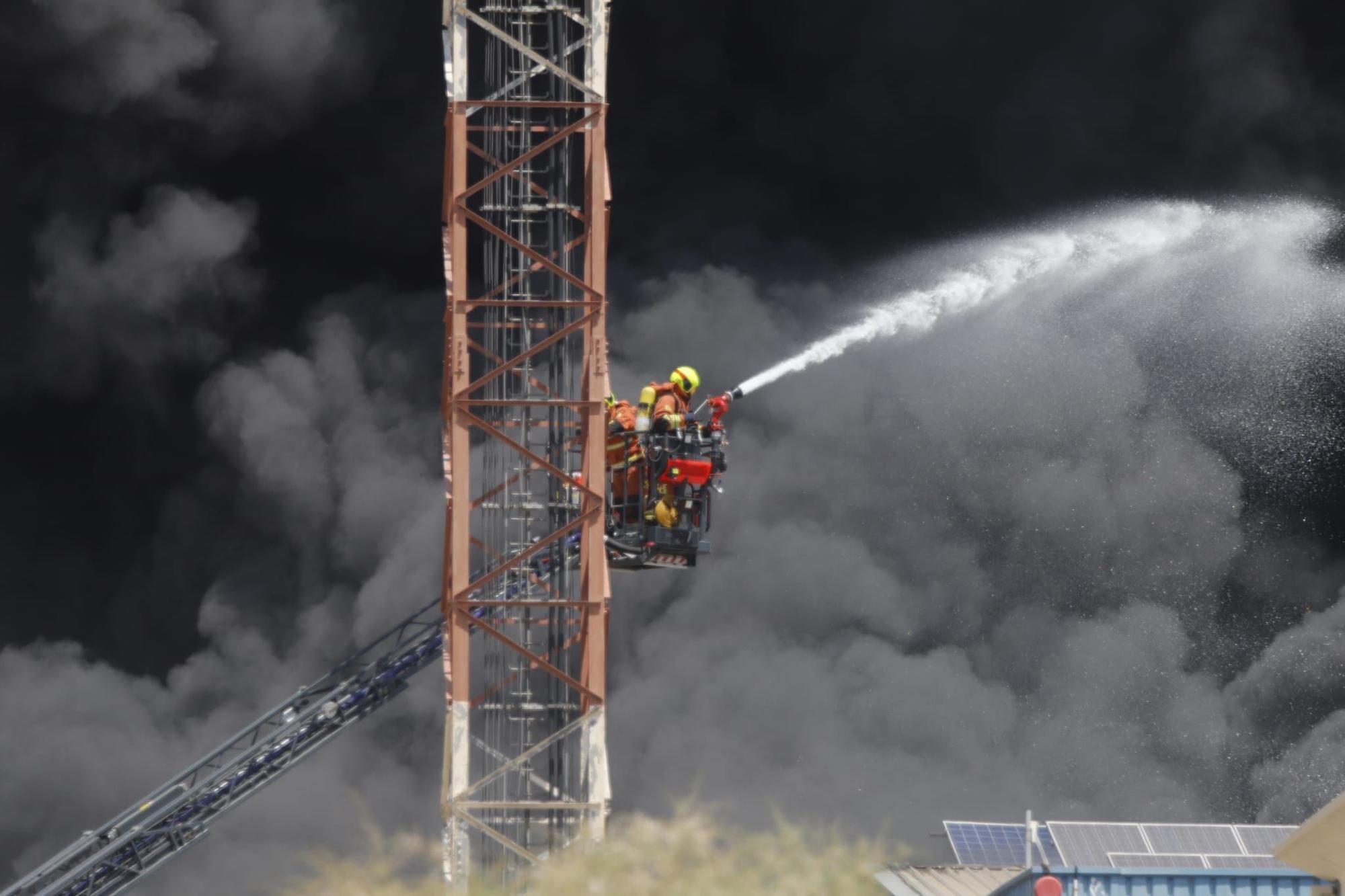 Espectacular incendio en una nave de residuos de Riba-roja