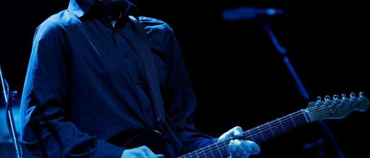 Wilko Johnson y su inseparable guitarra, ayer, durante su concierto en Vigo. // Ricardo Grobas