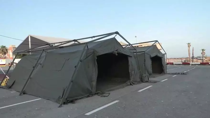 Comienza el montaje del primer centro de acogida temporal de inmigrantes en Ceuta