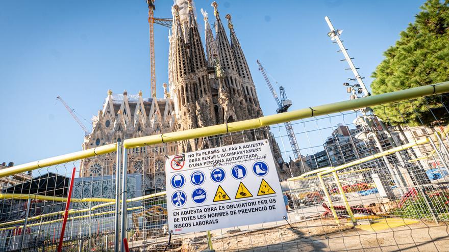 Obres a la plaça de Gaudí i al carrer de la Marina davant la façana del Naixement de la Sagrada Família, a Barcelona.